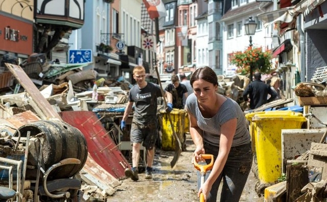 Imágenes sensacionales de inundaciones europeas desmentidas por la disminución de muertes y daños